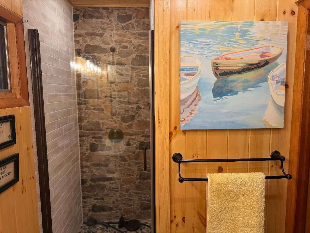 Sèche-cheveux, serviettes fournies, savon, papier toilette
