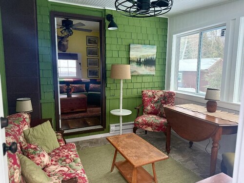 Charming, newly renovated cottage with views and access to Little Wolf Pond