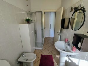 Douche, sèche-cheveux, bidet, serviettes fournies