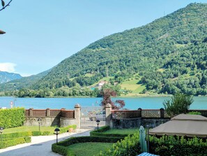 Property grounds - The Court of Dreams, a stone's throw from the lake, with pets allowed! (Ranzanico)