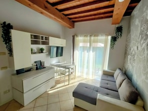 TV - The Court of Dreams, a stone's throw from the lake, with pets allowed! (Ranzanico)