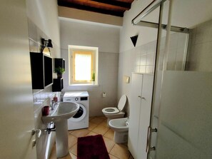 Ducha, secador de pelo, bidet, toallas