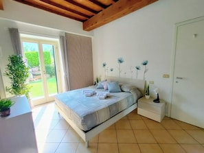 1 bedroom, iron/ironing board, WiFi, bed sheets - The Court of Dreams, a stone's throw from the lake, with pets allowed! (Ranzanico)