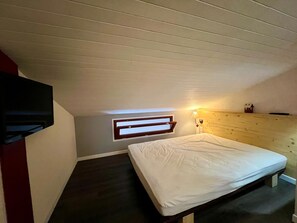 3 makuuhuonetta, vauvan matkasänky