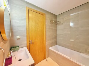 Shower, hair dryer, towels, soap - The Blush Garden Apt with Pools and beach access in Taghazout Bay (Tamraght)