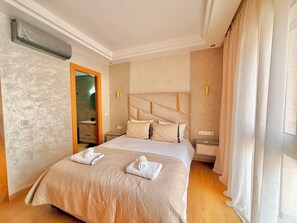 Tabla de planchar con plancha, wifi y ropa de cama 