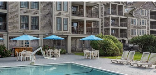 2 bedroom unit at Wyndham Newport Onshore on water in downtown