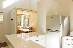 Geladeira, micro-ondas, fogão, cooktop