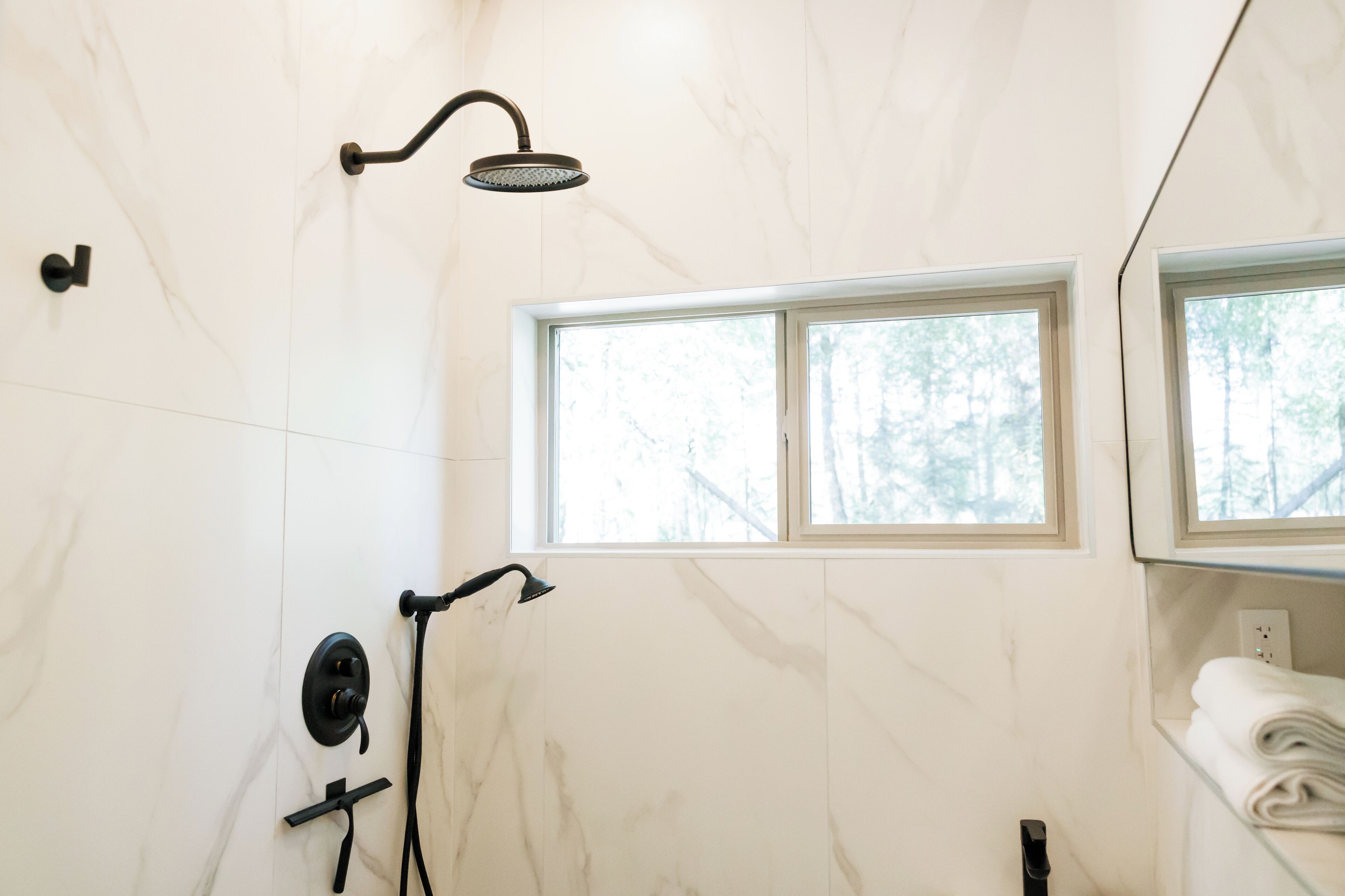 Douche, séchoir à cheveux, serviettes fournies, savon