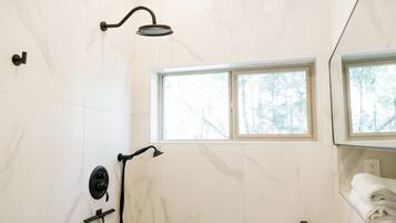 Douche, séchoir à cheveux, serviettes fournies, savon