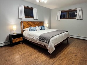 2 bedrooms, desk, iron/ironing board, free WiFi - The Gathering Place: King Suite, 3 baths, room to relax! Feels like home. (Lindsborg)