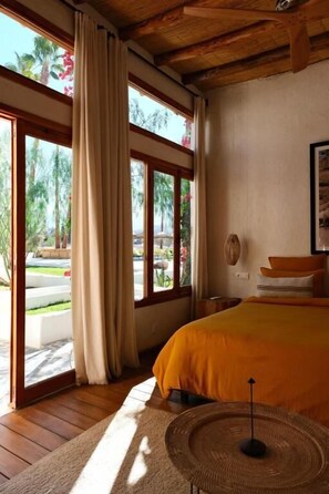 Szoba kétszemélyes ággyal, teraszos udvar, kilátással a kertre | Ingyenes wifi