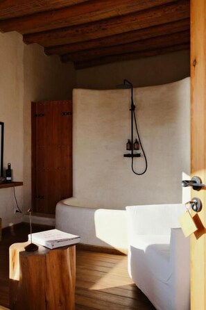 Dobbeltrom, terrasse, utsikt mot innsjø | Bad