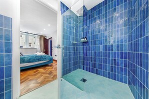 Dusche, Haartrockner, Handtücher, Seife