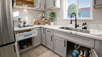 Kjøleskap, mikrobølgeovn, ovn og kokeplater