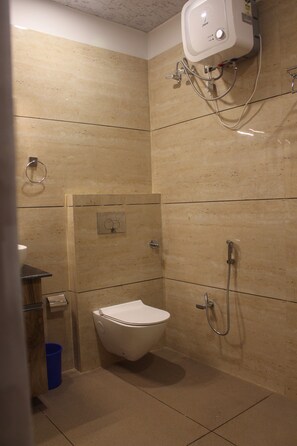 Deluxe kamer, balkon, uitzicht op heuvels | Badkamer | Een douche, handdoeken, zeep, shampoo