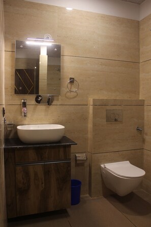 Shower, towels, soap, shampoo - Vantara Boutique Resort  (Smanora Range)