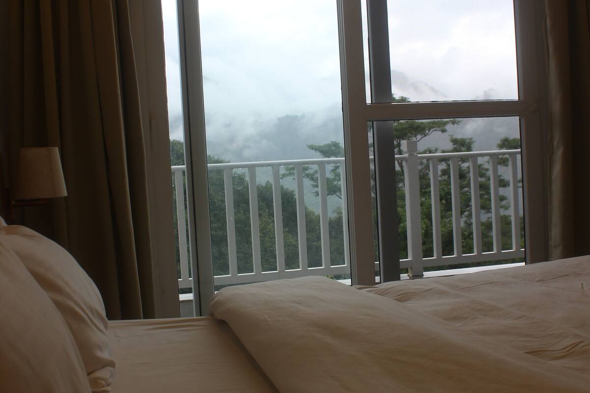 Chambre familiale, balcon, vue sur la colline | Bureau, espace de travail pour ordinateurs portables