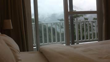 Desk, laptop workspace, free WiFi