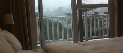 Perhehuone, parveke, näköala mäelle | Työpöytä, kannettavalle tietokoneelle sopiva työtila, ilmainen Wi-Fi