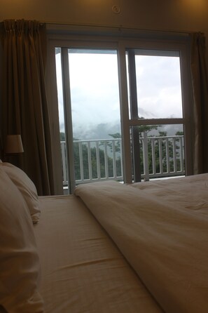 Perhehuone, parveke, näköala mäelle | Työpöytä, kannettavalle tietokoneelle sopiva työtila, ilmainen Wi-Fi