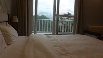 Escritorio, espacio para trabajar con laptop y wifi gratis