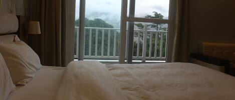 Habitación familiar, balcón, vista a la colina | Escritorio, espacio para trabajar con laptop y wifi gratis