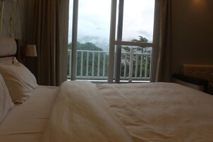 Escritorio, espacio para trabajar con laptop y wifi gratis 