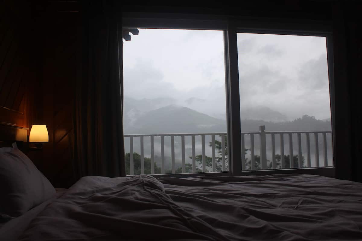 Luxe kamer, balkon, uitzicht op heuvels | Een bureau, een laptopwerkplek, gratis wifi