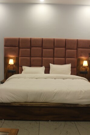 Rom – deluxe, balkong, utsikt mot høyde | Skrivebord, skrivebord for bærbar PC og wi-fi (inkludert)