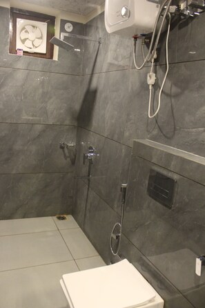 Luksushuone, parveke, näköala mäelle | Kylpyhuone | Suihku, pyyhkeet, saippua, sampoo