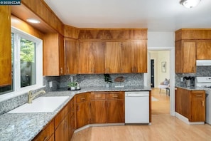 Private kitchen - Fence Gated, Storybook Tudor Home, Mount Tam View   3BD/2BA+Office San Anselmo (San Anselmo)