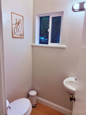 Sèche-cheveux, serviettes fournies, savon, papier toilette