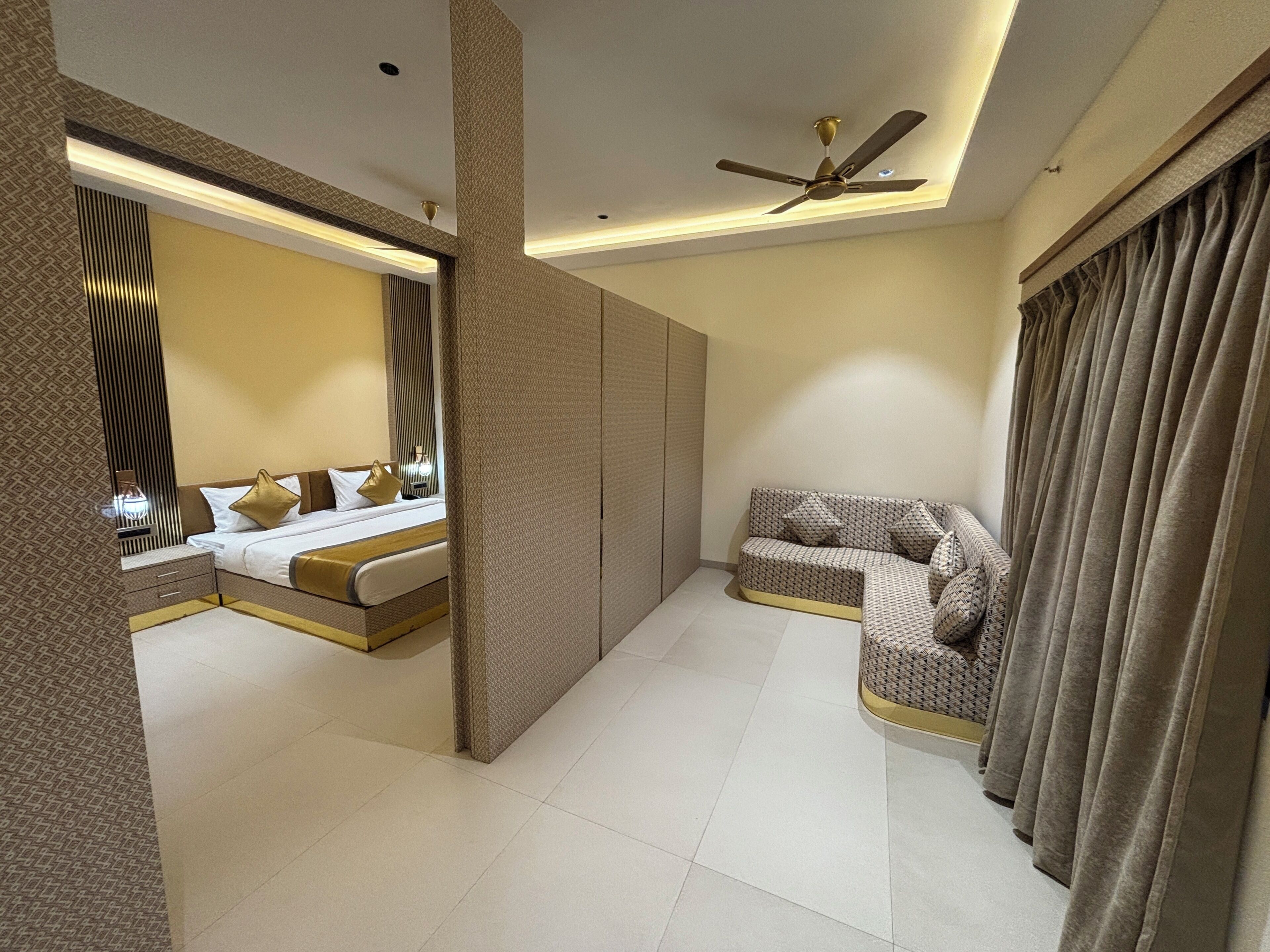 Club Room | Desk, laptop workspace, free WiFi