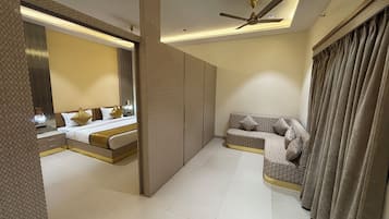 Club Room | Desk, laptop workspace, free WiFi