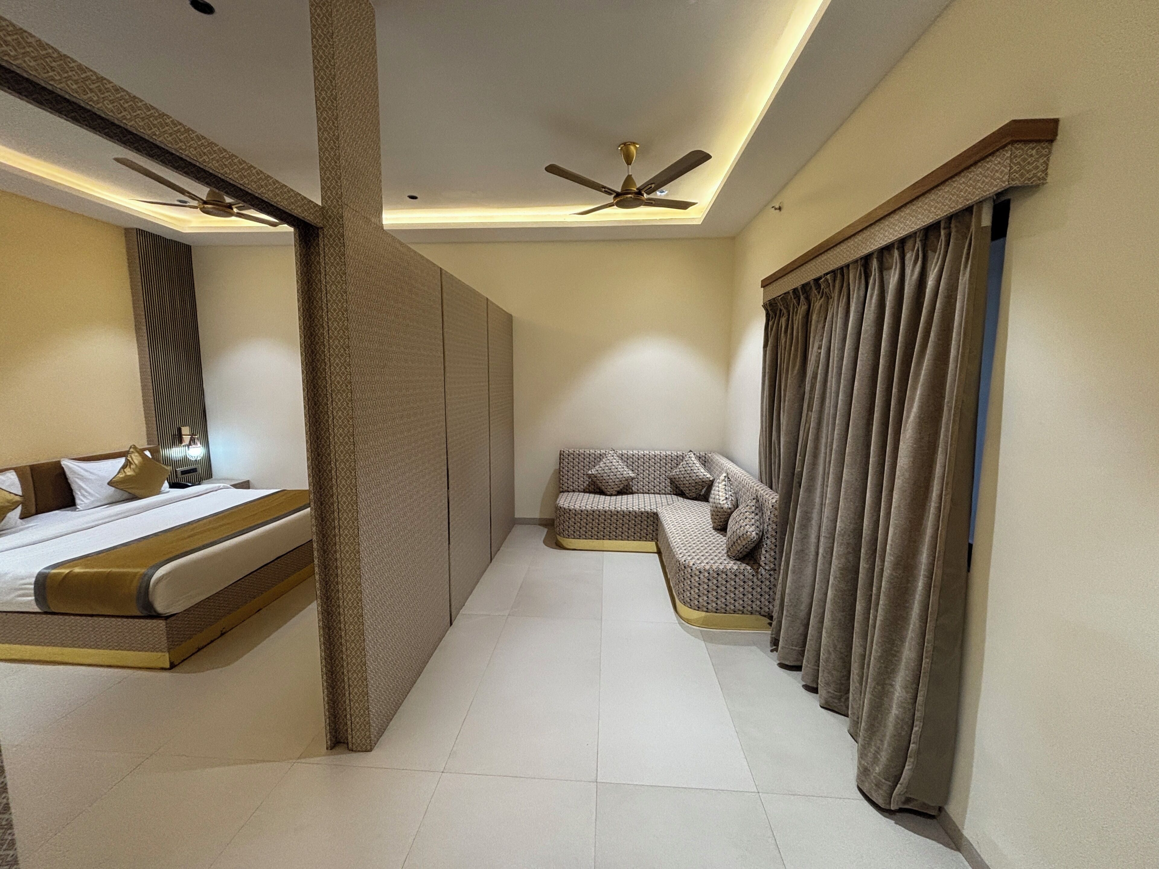 Quarto club | Escrivaninha, espaço de trabalho para notebook, Wi-Fi de cortesia