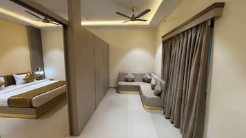 Quarto club | Escrivaninha, espaço de trabalho para notebook, Wi-Fi de cortesia