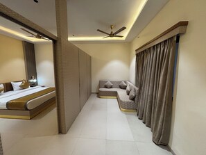 Rom – club | Skrivebord, skrivebord for bærbar PC og wi-fi (inkludert)