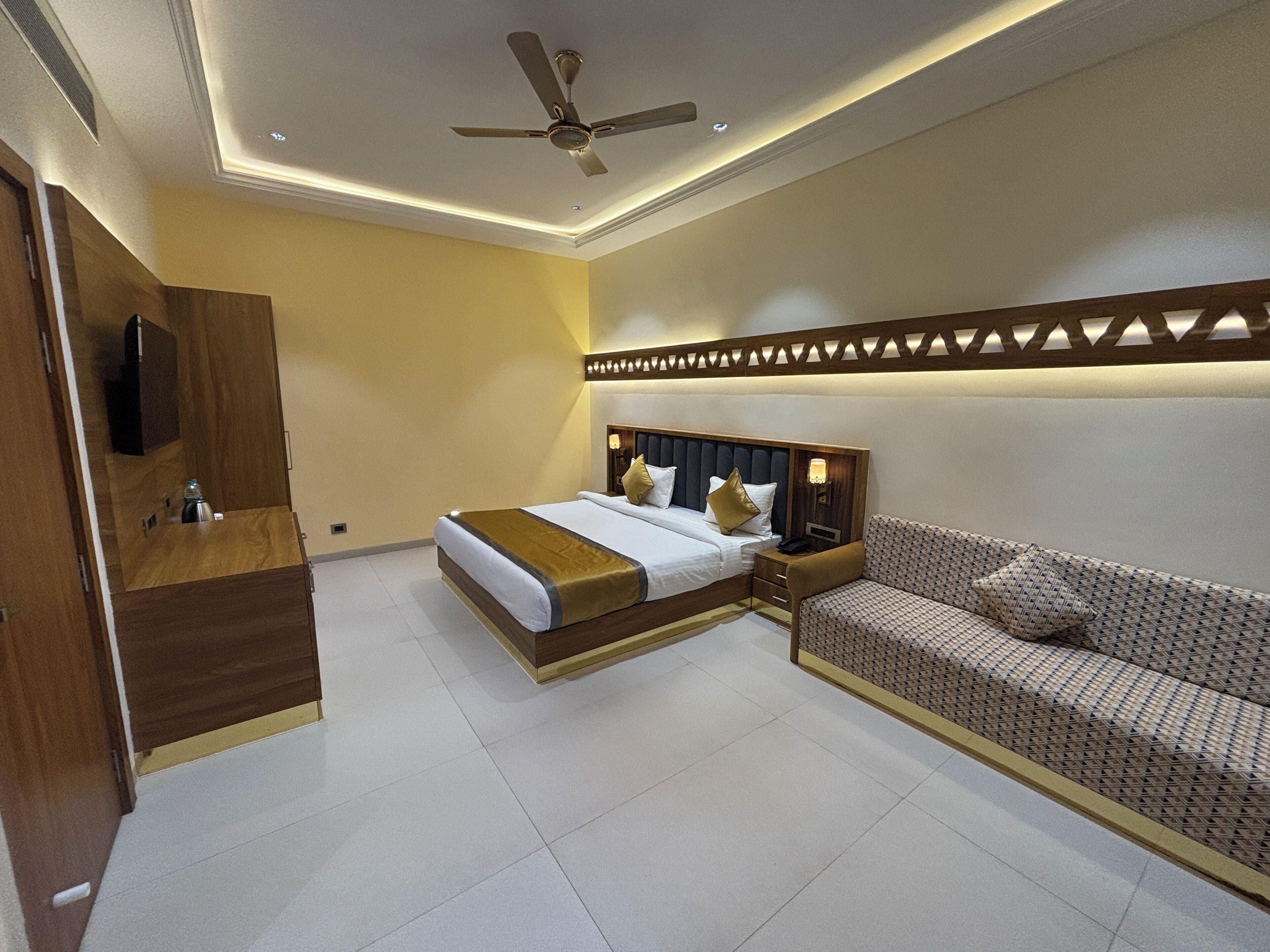 Classic Room | Desk, laptop workspace, free WiFi