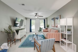 TV - The Whimsy Hideaway in Austin, Texas! (Austin)