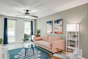 TV - The Whimsy Hideaway in Austin, Texas! (Austin)