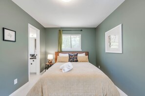 3 bedrooms, iron/ironing board, Internet, bed sheets - The Whimsy Hideaway in Austin, Texas! (Austin)
