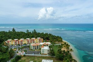 Ein Küstenhotel mit mehreren Gebäuden, einem Strand und Blick auf den Ozean.