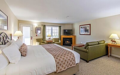 Deluxe 2 connected suites, 2 beds, 2 bath, full kitchen at the Eastern Slope Inn