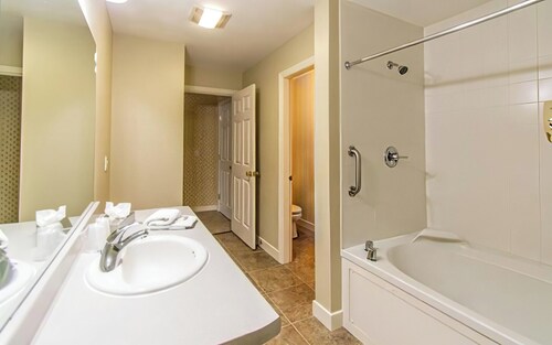 Deluxe 2 connected suites, 2 beds, 2 bath, full kitchen at the Eastern Slope Inn