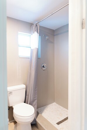 Shower, hair dryer, towels, soap - Spacious 4BR Modern Coastal Home by the Water | Perfect for Families & Groups! (Nassau)