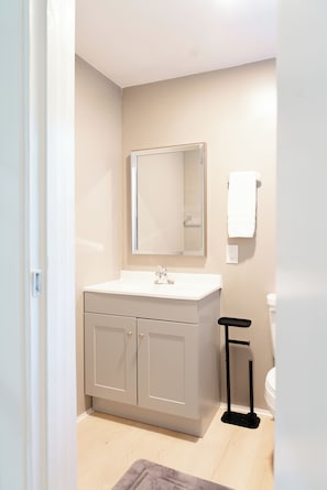 Shower, hair dryer, towels, soap - Spacious 4BR Modern Coastal Home by the Water | Perfect for Families & Groups! (Nassau)