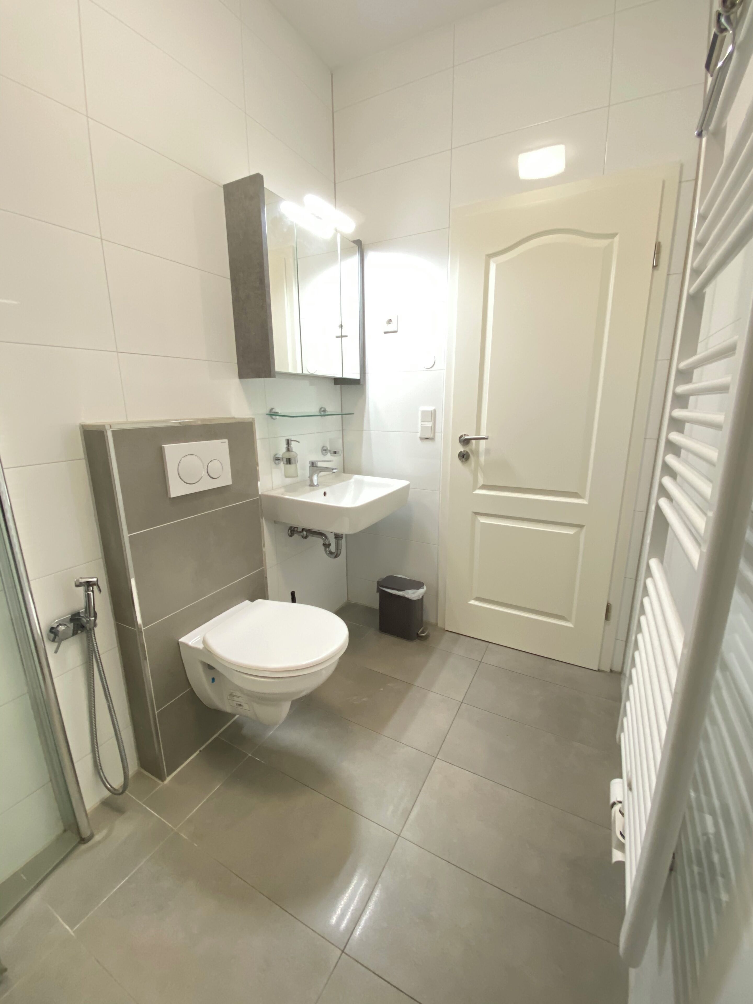 Bruser, hårtørrer, bidet, håndklæder