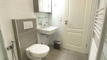 Bruser, hårtørrer, bidet, håndklæder