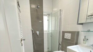 Dusche, Haartrockner, Bidet, Handtücher